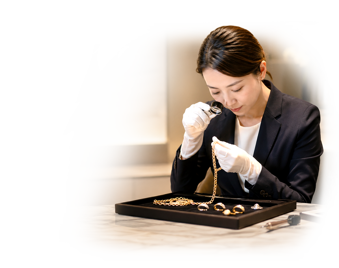 鑑定士がジュエリーを査定している様子